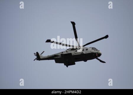 Merlin Mk2 Royal Navy Hubschrauber Fliegen über Hook Norton Oxfordshire England uk 2020 Stockfoto