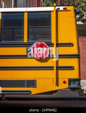 Hinter einem gelben Schulbus mit Stoppschild Stockfoto