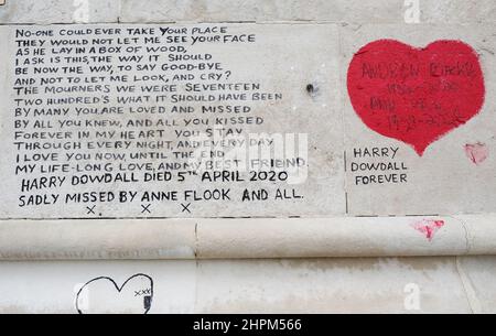 Westminster, London, Großbritannien. 22nd. Februar 2022. Der Premierminister kündigte alle Covid-Beschränkungen in England an, um die National Covid Memorial Wall gegenüber dem Parlament zu beenden. Kredit: Matthew Chattle/Alamy Live Nachrichten Stockfoto