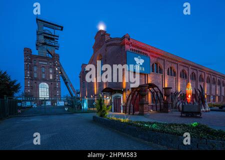 Deutschland, Bottrop, Ruhrgebiet, Westfalen, Nordrhein-Westfalen, NRW, Route des Industrieerbes, Steinkohlenbergbau, Koalzwerk Prosper-Haniel, Schachtturm Prosper II, Malakoff-Turm mit Kopfgestell und ehemaligem Kopfbad, heute FLORIA-Erlebnisfabrik und Gastronomie, Nachtfoto Stockfoto