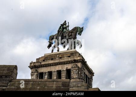 1. November 2021 - Koblenz, Deutschland: Die Äquatorialstatue von Kaiser Wilhelm I. am Deutschen Eck, wo Rhein und Mosel aufeinandertreffen. Diese Statue ist ein wichtiges Symbol der Vereinigung Deutschlands Stockfoto