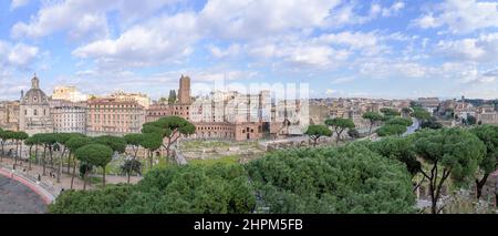 Panoramablick auf die Fori Imperial, eine Boulevard-Straße mit archäologischen Stätten der Trajan-Märkte und das Kolosseum, Rom-Zentrum, Italien Stockfoto