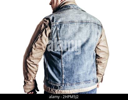 Isoliertes Foto eines Mannes in Jeans-Hemd und Biker-Weste, der auf weißem Hintergrund steht. Stockfoto