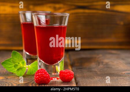 Hausgemachter Himbeerlikör mit Minze Stockfoto