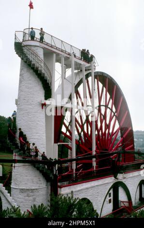 Das Laxey Wheel, auch bekannt als Lady Isabella, ist in den Hang oberhalb des Dorfes Laxey auf der Isle of man gebaut. Es ist das größte Betriebswasser Stockfoto