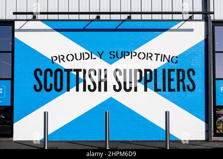 Ein Schild auf einer Einkaufspassage von Marks & Spencer, auf dem die Botschaft „Supudly Scottish Suppliers“ (schottische Lieferanten unterstützen) auf schottischer Flagge, Schottland, Großbritannien, Europa, angezeigt wird Stockfoto