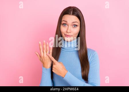 Foto von Dame kann es kaum erwarten, dass ihr diamantfarbener Ring Point Finger über pastellfarbenem Hintergrund isoliert wird Stockfoto