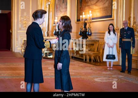 Dame Arlene Phillips aus London wird von der Prinzessin Royal in Windsor Castle zur Dame Commander des Britischen Imperium ernannt. Bilddatum: Dienstag, 22. Februar 2022. Stockfoto