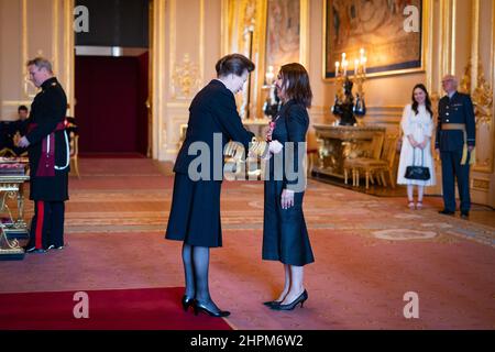 Dame Arlene Phillips aus London wird von der Prinzessin Royal in Windsor Castle zur Dame Commander des Britischen Imperium ernannt. Bilddatum: Dienstag, 22. Februar 2022. Stockfoto