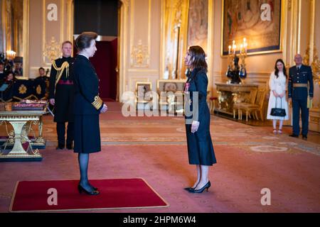 Dame Arlene Phillips aus London wird von der Prinzessin Royal in Windsor Castle zur Dame Commander des Britischen Imperium ernannt. Bilddatum: Dienstag, 22. Februar 2022. Stockfoto