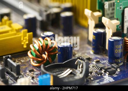 Alte Computeranlage mit Spinnennetz und Staub im Inneren. Stockfoto