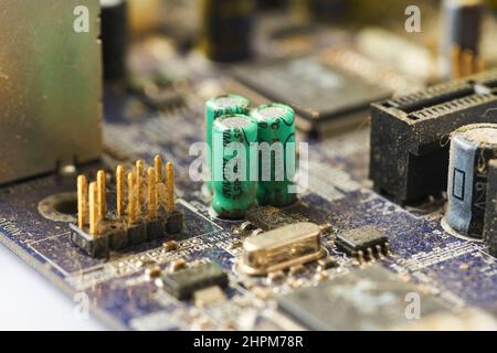 Alte Computeranlage mit Spinnennetz und Staub im Inneren. Stockfoto