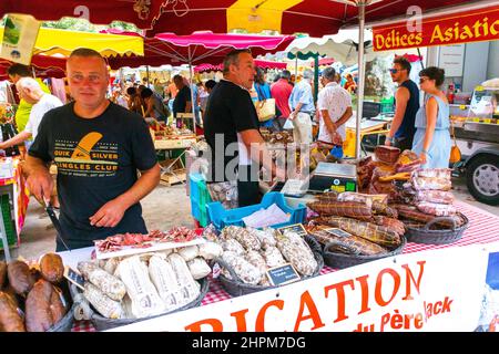 Collioure, Frankreich, (Region Perpignan), Männer, Menschenmenge, Touristen, Shopping, Öffentlicher Lebensmittelmarkt, Straßenhändler, Büroangestellte, Einheimisches Fleisch Stockfoto