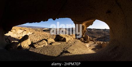 Der Bogen von Tajao, eine pyroklastische Felsformation, die durch den Zusammenbruch der umliegenden Felsen im Laufe der Jahrhunderte verursacht wurde, in Granadilla de Abona, Teneriffa, Kana Stockfoto