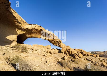 Der Bogen von Tajao, eine pyroklastische Felsformation, die durch den Zusammenbruch der umliegenden Felsen im Laufe der Jahrhunderte verursacht wurde, in Granadilla de Abona, Teneriffa, Kana Stockfoto