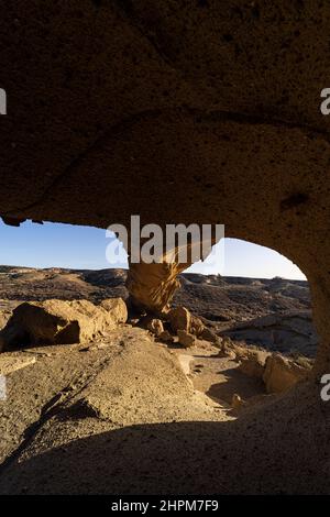 Der Bogen von Tajao, eine pyroklastische Felsformation, die durch den Zusammenbruch der umliegenden Felsen im Laufe der Jahrhunderte verursacht wurde, in Granadilla de Abona, Teneriffa, Kana Stockfoto