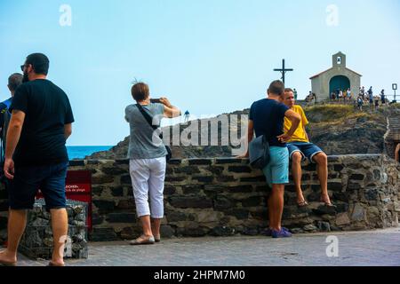 Collioure, Frankreich, (Region Perpignan), Gruppen, Touristen, Besuch des Historic Monument, am Strand, Straßenszenen Stockfoto