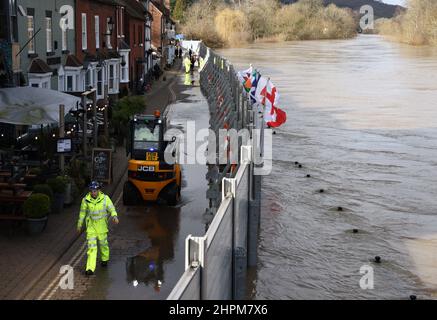 Bewdley, Worcestershire, Großbritannien. 22nd. Februar 2022. Wetter in Großbritannien. Mitarbeiter der Umweltbehörde sichern sich Hochwasserbarrieren, die den Fluss Severn behindern, nachdem in Bewdley, Worcestershire und Ironbridge, Shropshire, ein schwerer Vorfall ausgerufen wurde. Credit Darren Staples/Alamy Live News. Stockfoto