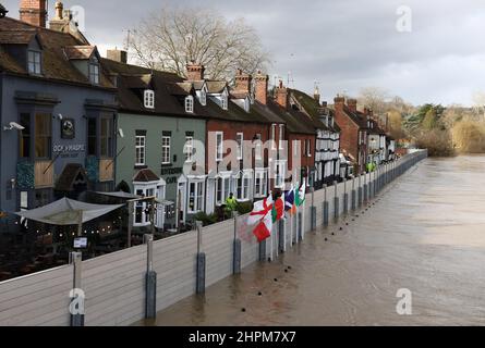 Bewdley, Worcestershire, Großbritannien. 22nd. Februar 2022. Wetter in Großbritannien. Flaggen fliegen vor Hochwasserbarrieren, die den Fluss Severn abhalten, nachdem in Bewdley, Worcestershire und Ironbridge, Shropshire, ein schwerer Zwischenfall ausgerufen wurde. Credit Darren Staples/Alamy Live News. Stockfoto