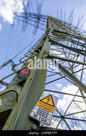 Lebensgefahr durch Hochspannung, Warnschild an einem Pylon der Freileitung Stockfoto