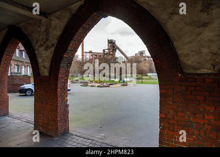 Hochofen der thyssenkrupp Steel Europe AG hinter dem Hamborn-Stadion im öffentlichen Park Schwelgern in Duisburg-Marxloh Stockfoto