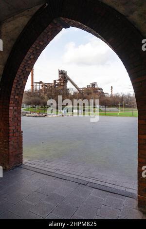 Hochofen der thyssenkrupp Steel Europe AG hinter dem Hamborn-Stadion im öffentlichen Park Schwelgern in Duisburg-Marxloh Stockfoto