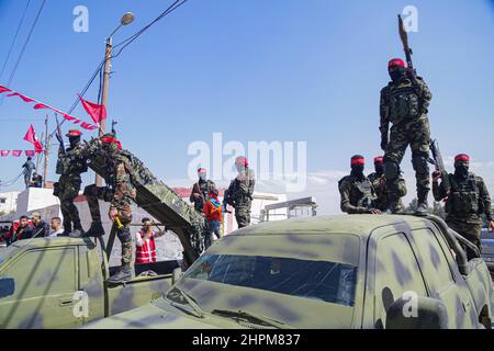 Gaza-Stadt. 22nd. Februar 2022. Palästinensische Aktivisten der Demokratischen Front zur Befreiung Palästinas (DFLP) werden während einer Kundgebung zum 53rd. Jahrestag der Gründung der DFLP in Gaza-Stadt am 22. Februar 2022 gesehen. Kredit: Rizek Abdeljawad/Xinhua/Alamy Live Nachrichten Stockfoto