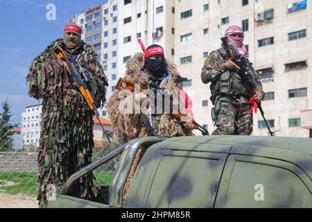 Gaza-Stadt. 22nd. Februar 2022. Palästinensische Aktivisten der Demokratischen Front zur Befreiung Palästinas (DFLP) halten ihre Waffen während einer Kundgebung zum 53rd. Jahrestag der Gründung der DFLP in Gaza-Stadt am 22. Februar 2022. Kredit: Rizek Abdeljawad/Xinhua/Alamy Live Nachrichten Stockfoto