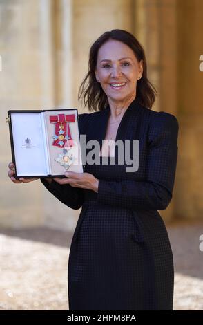 Dame Arlene Phillips aus London, nachdem sie während einer Investiturzeremonie von der Prinzessin Royal im Schloss Windsor zur Dame Commander des Britischen Reiches ernannt wurde. Bilddatum: Dienstag, 22. Februar 2022. Stockfoto