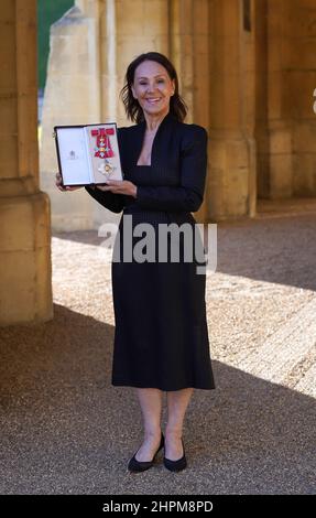 Dame Arlene Phillips aus London, nachdem sie während einer Investiturzeremonie von der Prinzessin Royal im Schloss Windsor zur Dame Commander des Britischen Reiches ernannt wurde. Bilddatum: Dienstag, 22. Februar 2022. Stockfoto