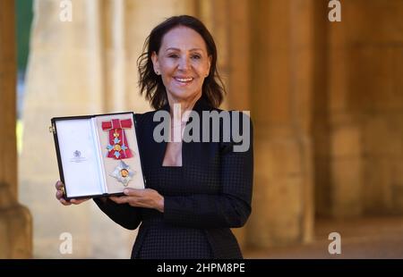 Dame Arlene Phillips aus London, nachdem sie während einer Investiturzeremonie von der Prinzessin Royal im Schloss Windsor zur Dame Commander des Britischen Reiches ernannt wurde. Bilddatum: Dienstag, 22. Februar 2022. Stockfoto