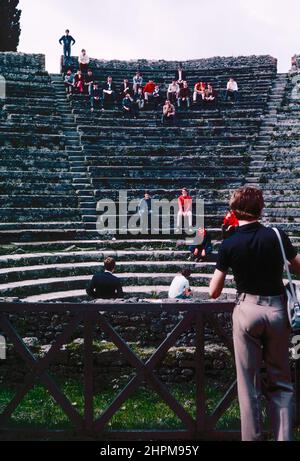 Archiv Scan der Ruinen der Gemeinde Pompeji, die durch den Ausbruch des Vesuv im Jahr 79 n. Chr. zerstört wurden. Kleines Theater voller Touristen. Archivscan von einem Dia. August 1968. Stockfoto