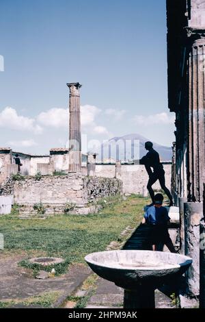 Archiv Scan der Ruinen der Gemeinde Pompeji, die durch den Ausbruch des Vesuv im Jahr 79 n. Chr. zerstört wurden. Apollotempel. Archivscan von einem Dia. August 1968. Stockfoto