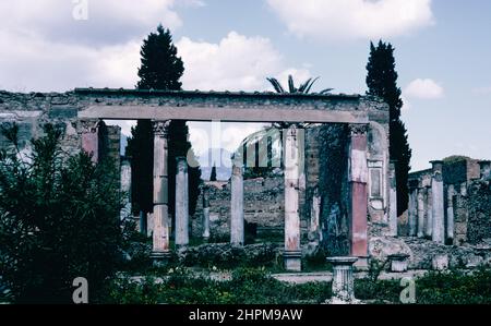 Archiv Scan der Ruinen der Gemeinde Pompeji, die durch den Ausbruch des Vesuv im Jahr 79 n. Chr. zerstört wurden. Atrium des Hauses Faun. Archivscan von einem Dia. August 1968. Stockfoto