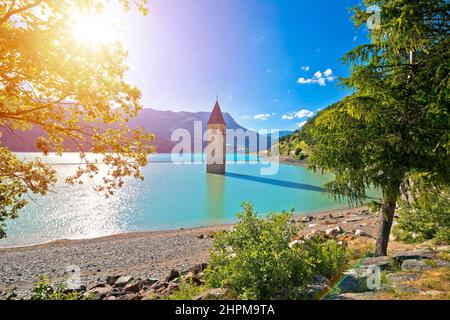 Untergetaucht Glockenturm von Graun Vinschgau oder Graun im Vinschgau am Reschensee Sonnenblick, Südtirol Region Italien Stockfoto