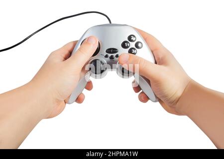 Isoliertes Foto der ersten Person Ansicht männliche Hände halten silberfarbenen und verkabelten modernen Spiel Pad Controller auf weißem Hintergrund. Stockfoto