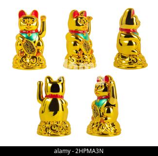 Isoliertes Foto von goldfarbenen japanischen Maneki Neko Katze Talisman auf weißem Hintergrund. Stockfoto