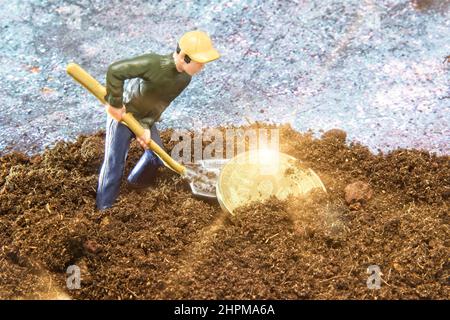 Bitcoin Miner Miniatur Arbeiter Modell graben digitales Geld oder Kryptowährung Konzept. Menschen arbeiten an Münze Bitcoins Krypto Währung auf Kopierraum Hintergrund. Hochwertige Fotos Stockfoto