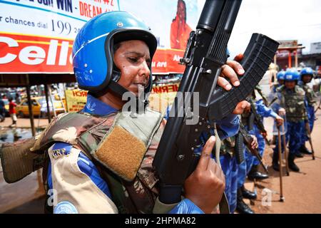 UN Women Power in Monrovia, Liberia. Die Entsendung der paramilitärischen Polizeieinheiten Indiens galt als erste Friedensmission einer Fraueneinheit in der Geschichte der Vereinten Nationen. Die Fraueneinheit aus Indien unterstützte die UNMIL-Friedensmission in Liberia. Die blau behelmte Spezialeinheit der indischen Polizei ist bewaffnet und soll die neu geschaffene und noch unbewaffnete liberianische Polizei unterstützen. Stockfoto