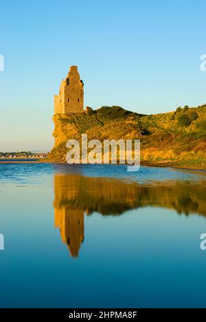 Die Ruinen von Greenan Castle auf den Klippen spiegeln sich in einem Gezeitenbecken am Ufer von Alloway in der Nähe von Ayr in South Ayrshire, Schottland. Stockfoto