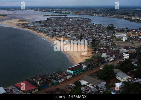 UN Women Power in Monrovia, Liberia. Die Entsendung der paramilitärischen Polizeieinheiten Indiens galt als erste Friedensmission einer Fraueneinheit in der Geschichte der Vereinten Nationen. Die Fraueneinheit aus Indien unterstützte die UNMIL-Friedensmission in Liberia. Die blau behelmte Spezialeinheit der indischen Polizei ist bewaffnet und soll die neu geschaffene und noch unbewaffnete liberianische Polizei unterstützen. Stockfoto