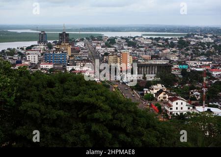 UN Women Power in Monrovia, Liberia. Die Entsendung der paramilitärischen Polizeieinheiten Indiens galt als erste Friedensmission einer Fraueneinheit in der Geschichte der Vereinten Nationen. Die Fraueneinheit aus Indien unterstützte die UNMIL-Friedensmission in Liberia. Die blau behelmte Spezialeinheit der indischen Polizei ist bewaffnet und soll die neu geschaffene und noch unbewaffnete liberianische Polizei unterstützen. Stockfoto