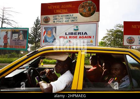 UN Women Power in Monrovia, Liberia. Die Entsendung der paramilitärischen Polizeieinheiten Indiens galt als erste Friedensmission einer Fraueneinheit in der Geschichte der Vereinten Nationen. Die Fraueneinheit aus Indien unterstützte die UNMIL-Friedensmission in Liberia. Die blau behelmte Spezialeinheit der indischen Polizei ist bewaffnet und soll die neu geschaffene und noch unbewaffnete liberianische Polizei unterstützen. Stockfoto