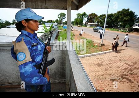 UN Women Power in Monrovia, Liberia. Die Entsendung der paramilitärischen Polizeieinheiten Indiens galt als erste Friedensmission einer Fraueneinheit in der Geschichte der Vereinten Nationen. Die Fraueneinheit aus Indien unterstützte die UNMIL-Friedensmission in Liberia. Die blau behelmte Spezialeinheit der indischen Polizei ist bewaffnet und soll die neu geschaffene und noch unbewaffnete liberianische Polizei unterstützen. Stockfoto