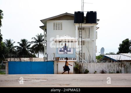 UN Women Power in Monrovia, Liberia. Die Entsendung der paramilitärischen Polizeieinheiten Indiens galt als erste Friedensmission einer Fraueneinheit in der Geschichte der Vereinten Nationen. Die Fraueneinheit aus Indien unterstützte die UNMIL-Friedensmission in Liberia. Die blau behelmte Spezialeinheit der indischen Polizei ist bewaffnet und soll die neu geschaffene und noch unbewaffnete liberianische Polizei unterstützen. Stockfoto