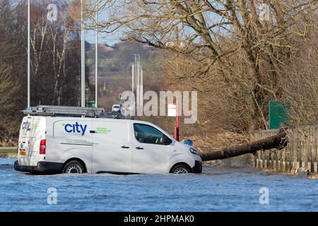 Castleford, Großbritannien. 22nd. Februar 2022. Die Barnsdale Road in Castleford ist geschlossen, da Bäume fallen und Fahrzeuge auf der überfluteten Straße stecken bleiben, nachdem der Sturm Franklin am Wochenende in Castleford, Großbritannien, den Fluss Aire dazu gebracht hat, seine Ufer zu platzen. Dies war der 2/22/2022. (Foto von James Heaton/News Images/Sipa USA) Quelle: SIPA USA/Alamy Live News Stockfoto