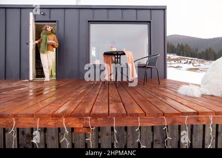 Frau, die sich in einem kleinen Haus in den Bergen ausruhte Stockfoto