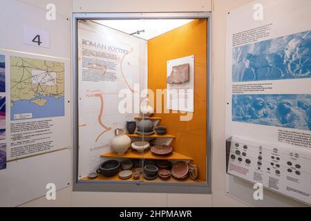 Curtis Museum, das Heimatkundemuseum im Stadtzentrum von Alton, Hampshire, England, Großbritannien. Ausstellung von römischer Keramik aus Neatham Stockfoto