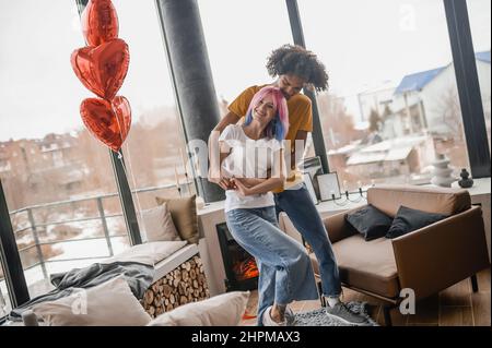 Junge Menschen tanzen und fühlen sich aufgeregt Stockfoto