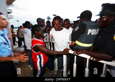 UN Women Power in Monrovia, Liberia. Die Entsendung der paramilitärischen Polizeieinheiten Indiens galt als erste Friedensmission einer Fraueneinheit in der Geschichte der Vereinten Nationen. Die Fraueneinheit aus Indien unterstützte die UNMIL-Friedensmission in Liberia. Die blau behelmte Spezialeinheit der indischen Polizei ist bewaffnet und soll die neu geschaffene und noch unbewaffnete liberianische Polizei unterstützen. Stockfoto